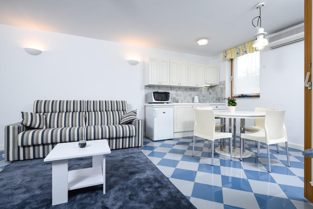 Apartmani Alice ニヴィーチェ エクステリア 写真
